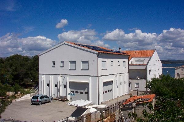 photo1